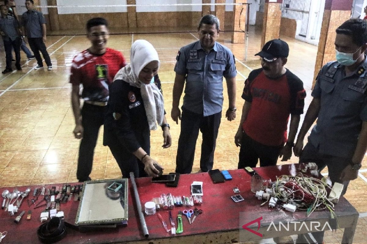 Kemenkumham Sumbar menggeledah kamar narapidana di Lapas Padang