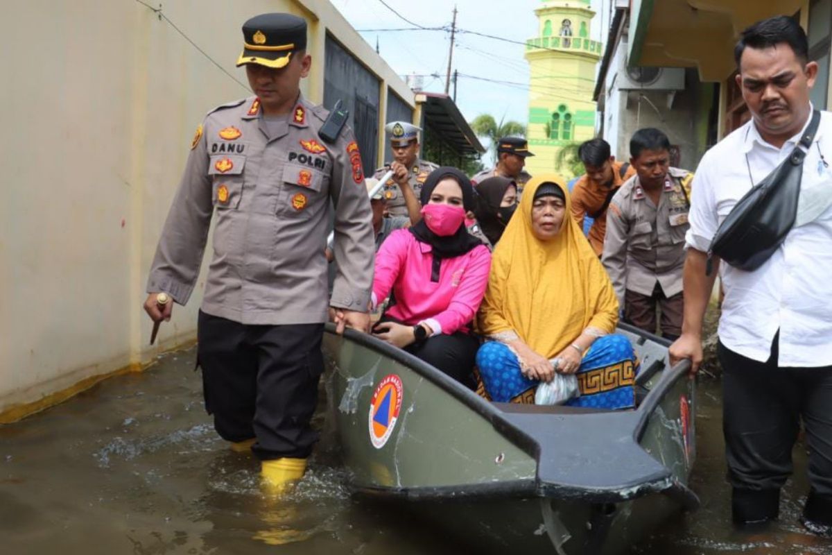 Kapolres Langkat bantu warga terdampak banjir Tanjungpura