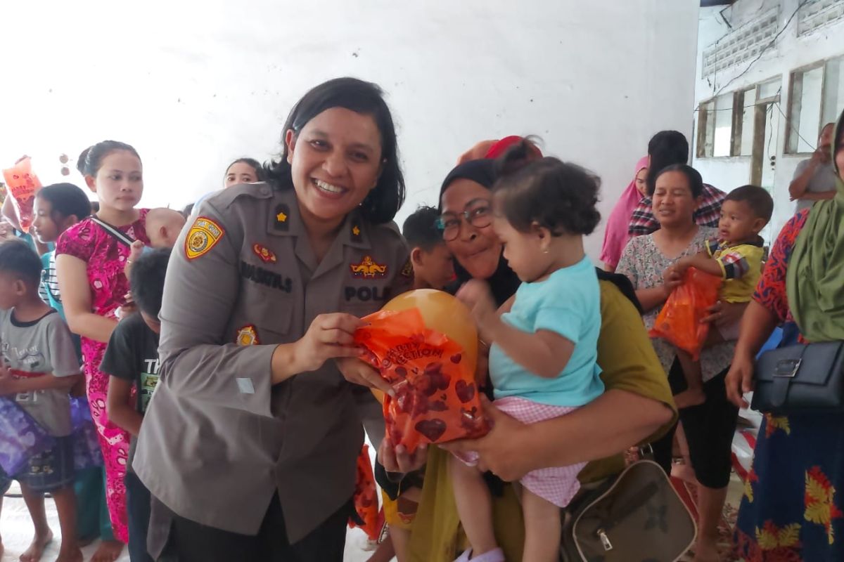 Kabag SDM Polres Langkat hibur anak-anak korban banjir di Hinai