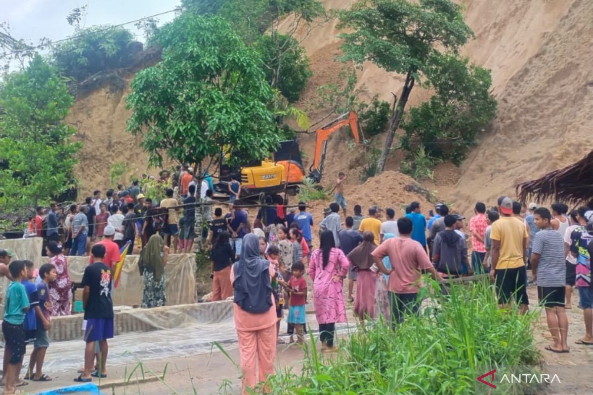 Dua dari empat warga yang tertimbun longsoran tanah di Agam meninggal