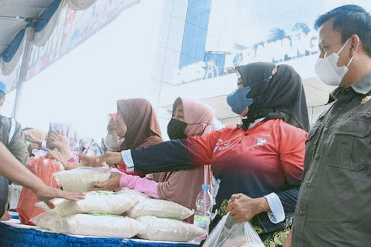 Pemkab Karawang gelar pasar pangan murah untuk  pengendalian inflasi