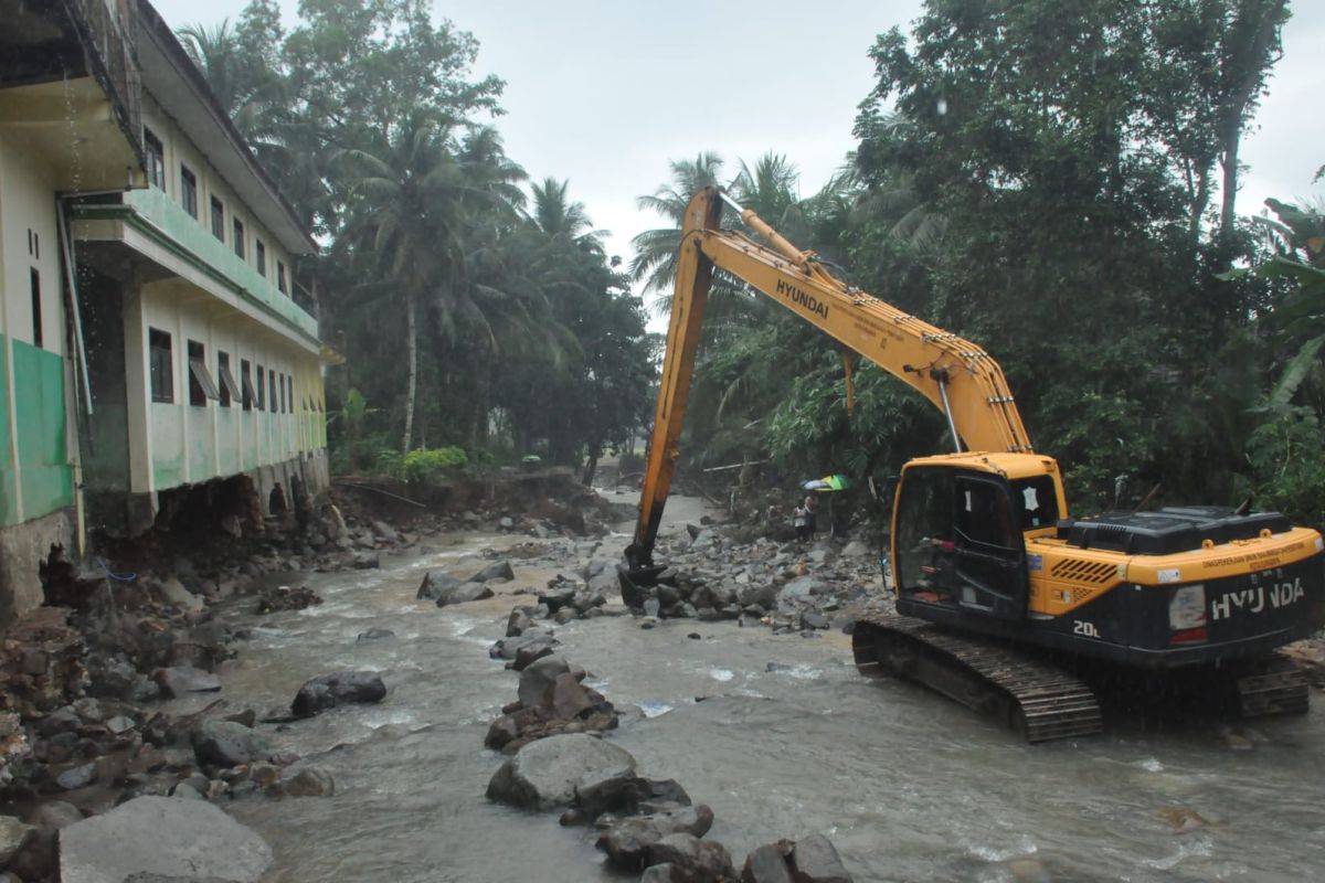 Mas Ipin tinjau gedung ponpes terdampak banjir di Trenggalek