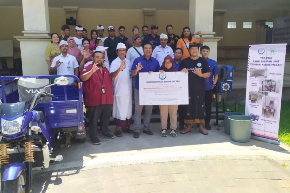 KKP bantu alat daur ulang sampah pada Bank Sampah Desa Tembok-Buleleng