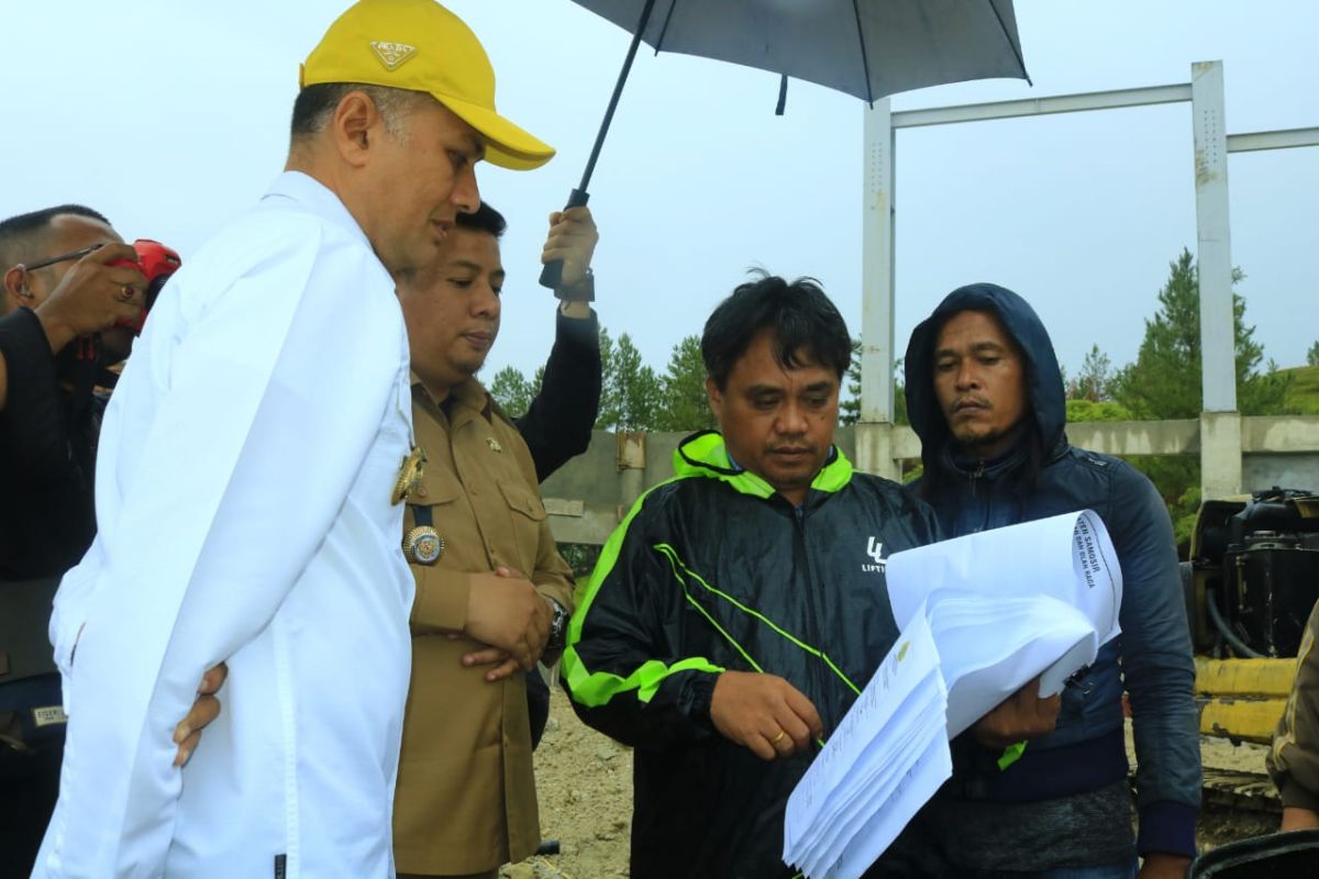 Wagubsu bersama Bupati Samosir monitoring pembangunan GOR Samosir