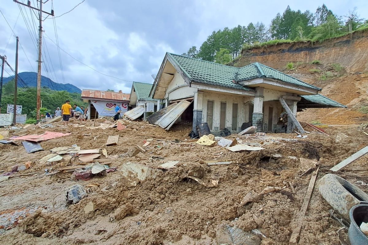 Empat rumah tertimbun longsor di Aceh Tengah