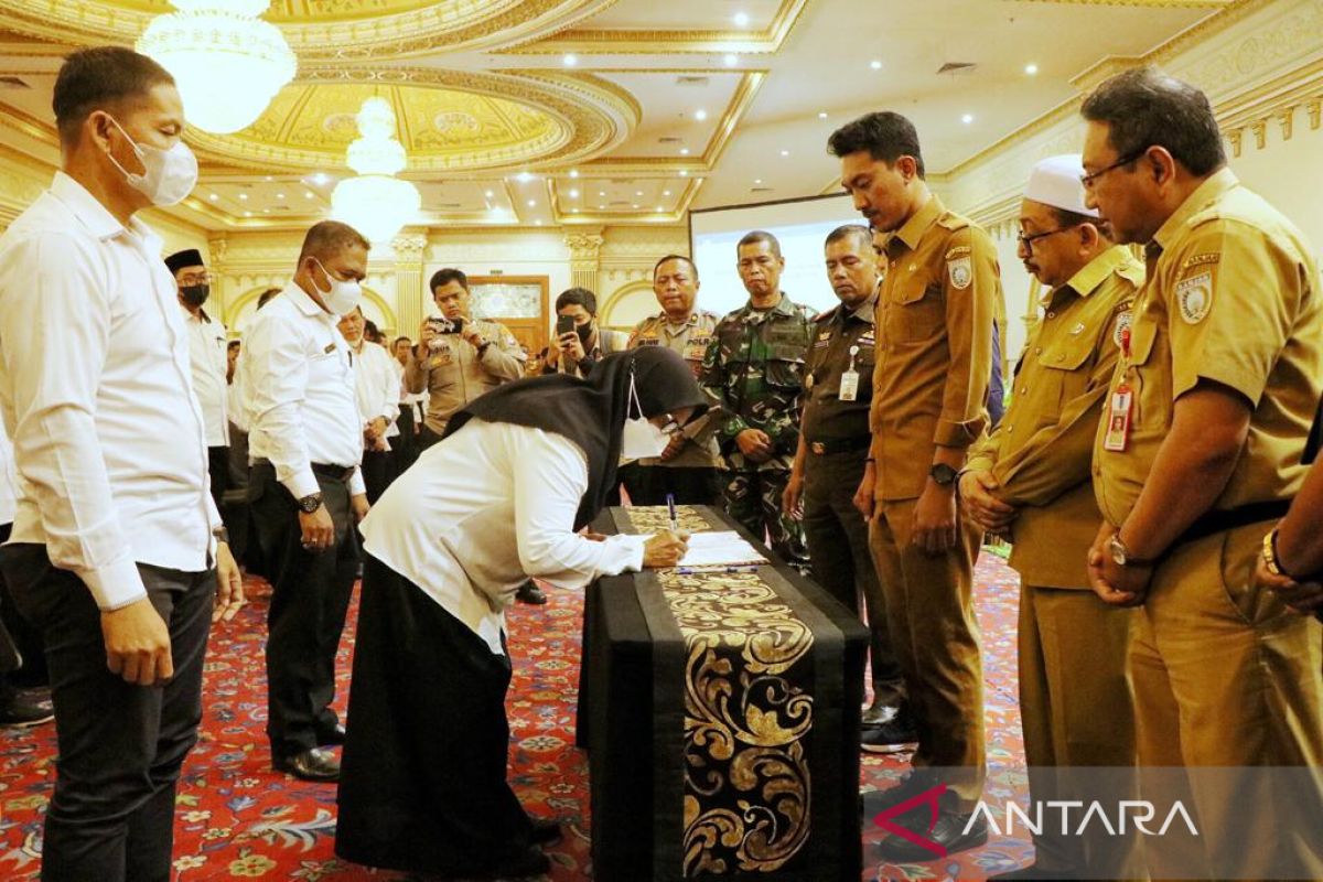 Galeri Foto - Bupati saksikan calon pambakal tandatangani deklarasi damai
