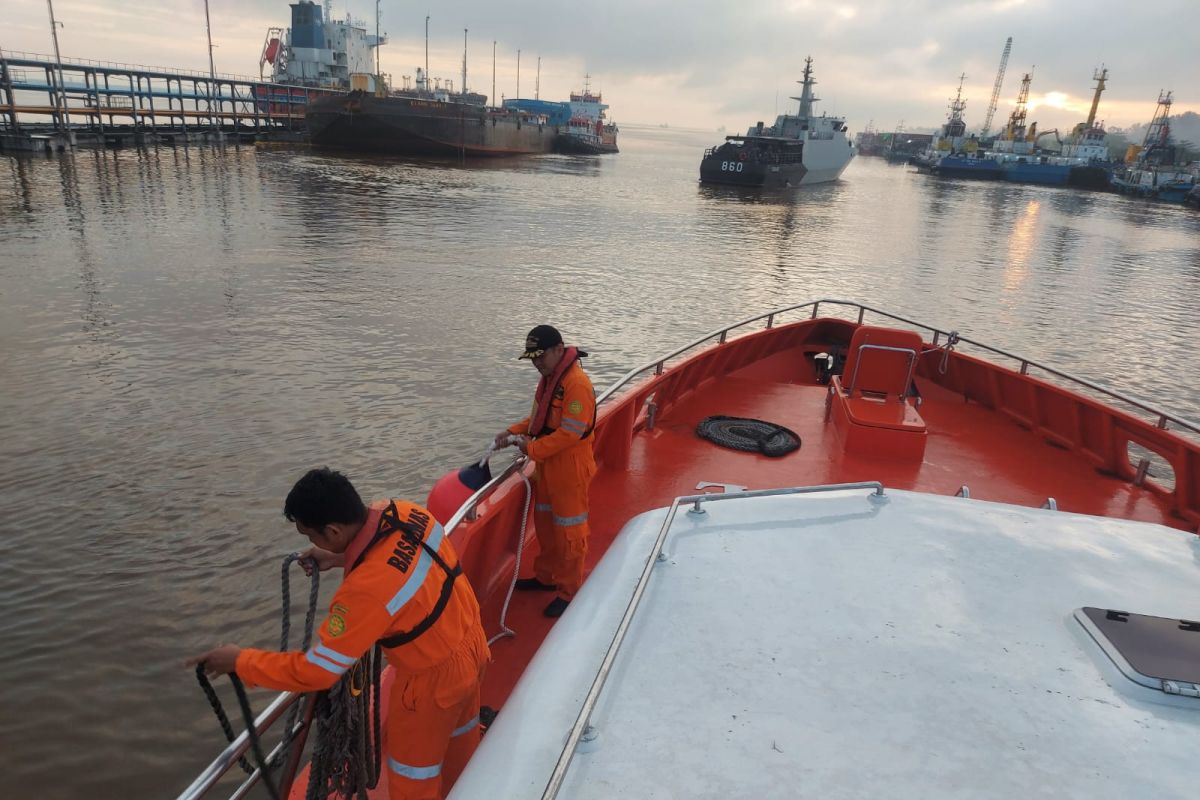 Perahu dihantam ombak, Pasutri jatuh ke laut usai mencari ikan di Dumai
