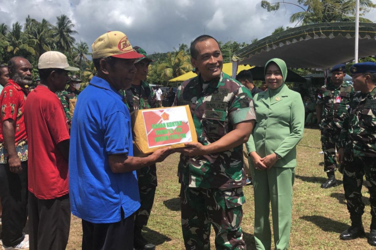 Penutupan TMMD Kodim Biak Numfor diwarnai pembagian bahan pokok