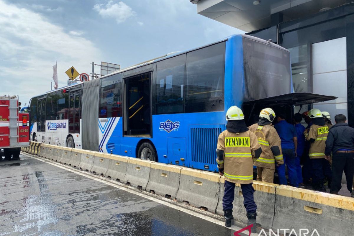 Gulkarmat Jaktim padamkan kebakaran bus TransJakarta secara cepat