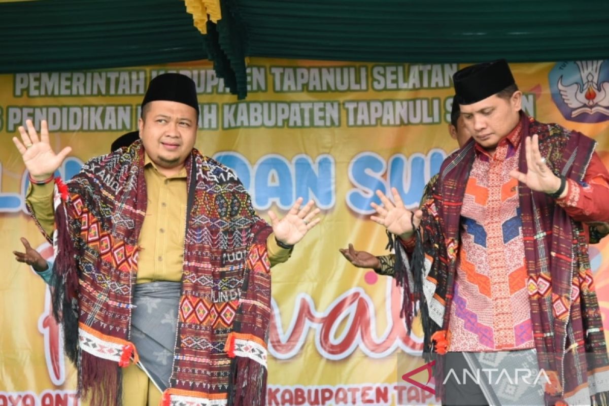 Bupati Dolly ajak generasi muda Tapsel cintai budaya