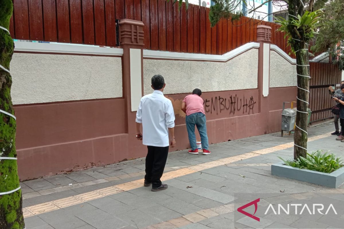 Polisi hapus vandalisme bertuliskan polisi pembunuh di pagar sekolah