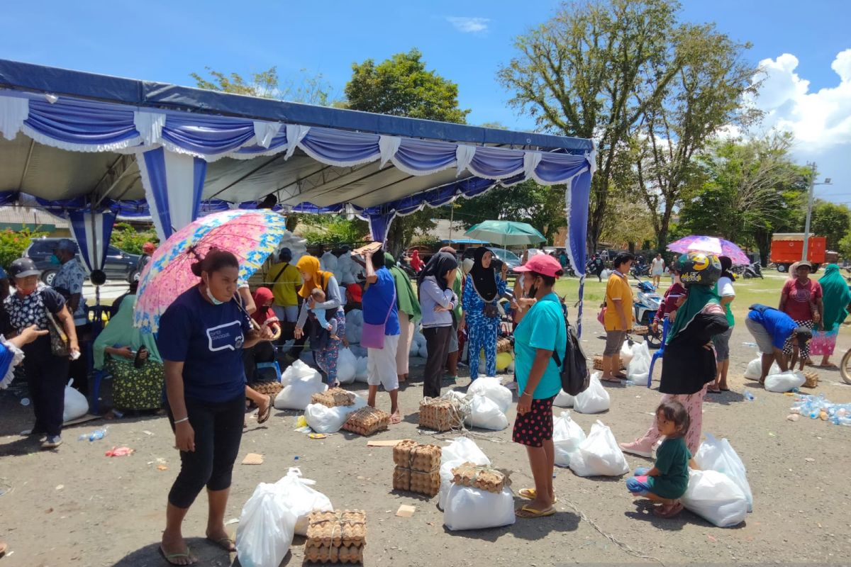 Warga Kota Sorong padati pasar murah