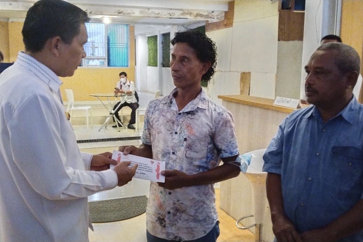 1.849 nelayan dan tukang ojek di Ambon menerima BLT subsidi BBM