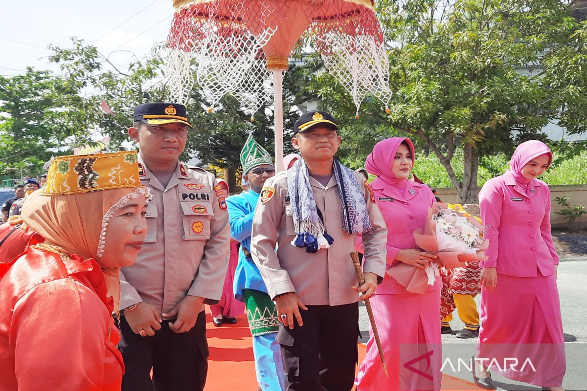 Kapolresta Banjarmasin tebar kebahagiaan saat kunjungan di Polsek Banjarmasin Tengah