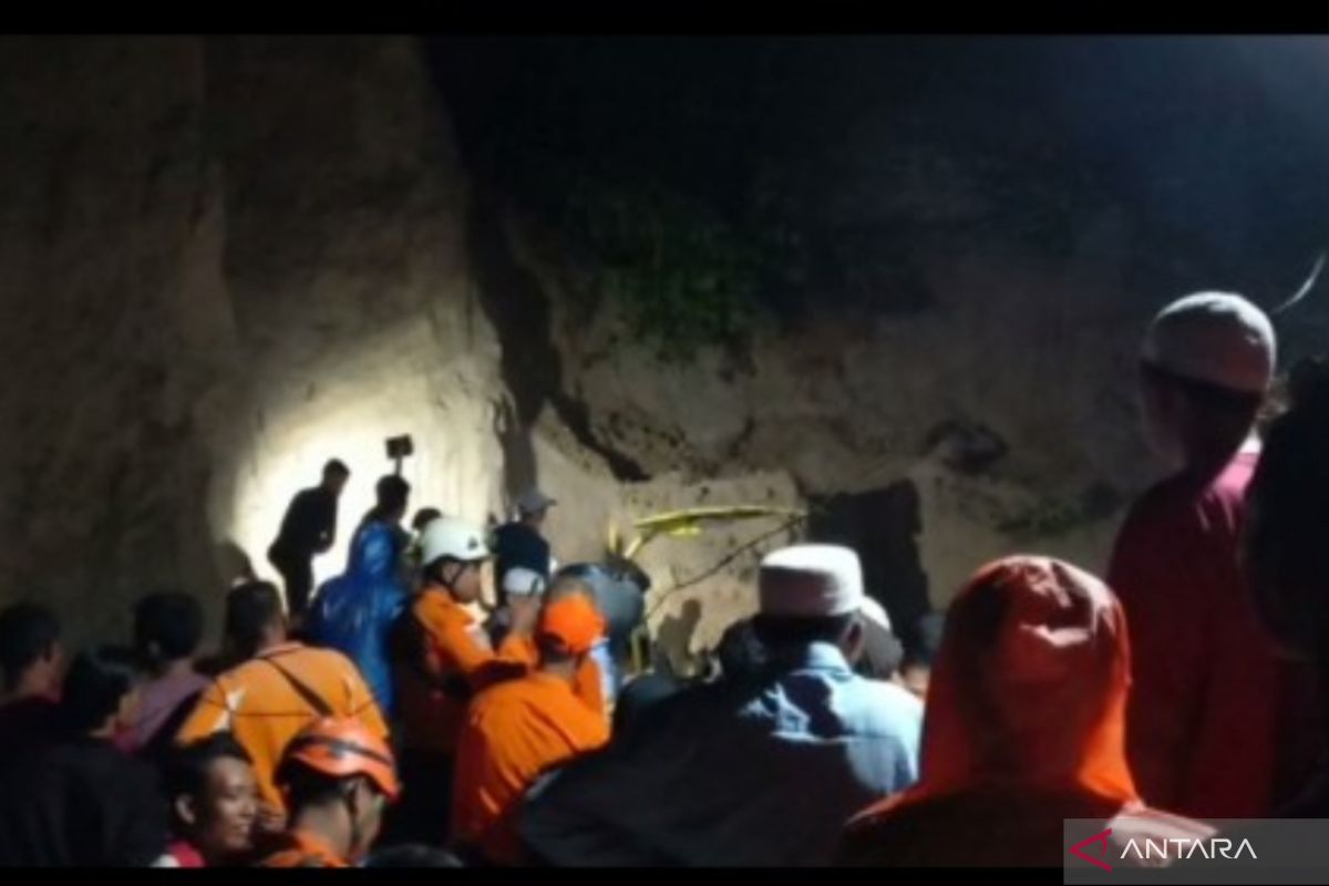 Tim Gabungan masih mencari satu korban tertimbun longsor di Agam Sumatera Barat
