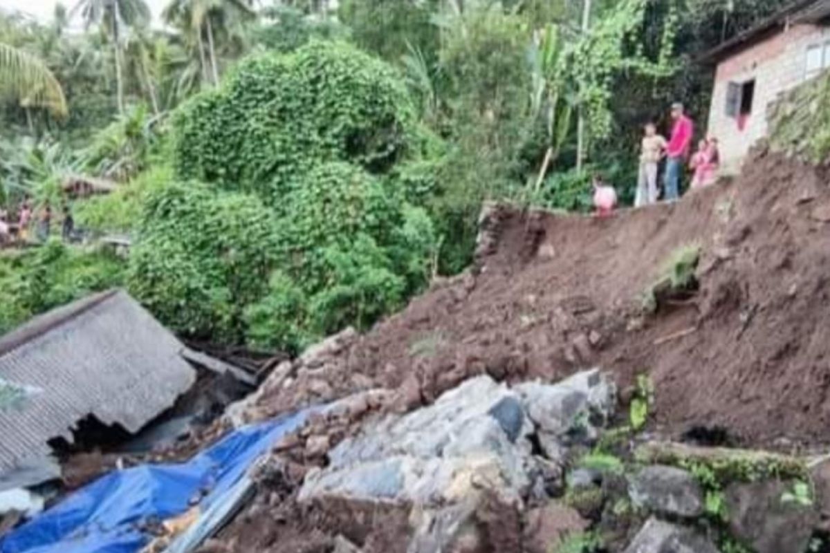Dua rumah rusak akibat longsor di Pulau Adonara