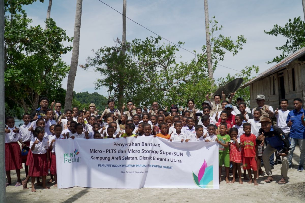 PLN salurkan 30 mikro PLTS untuk masyarakat Dusun Yarweser