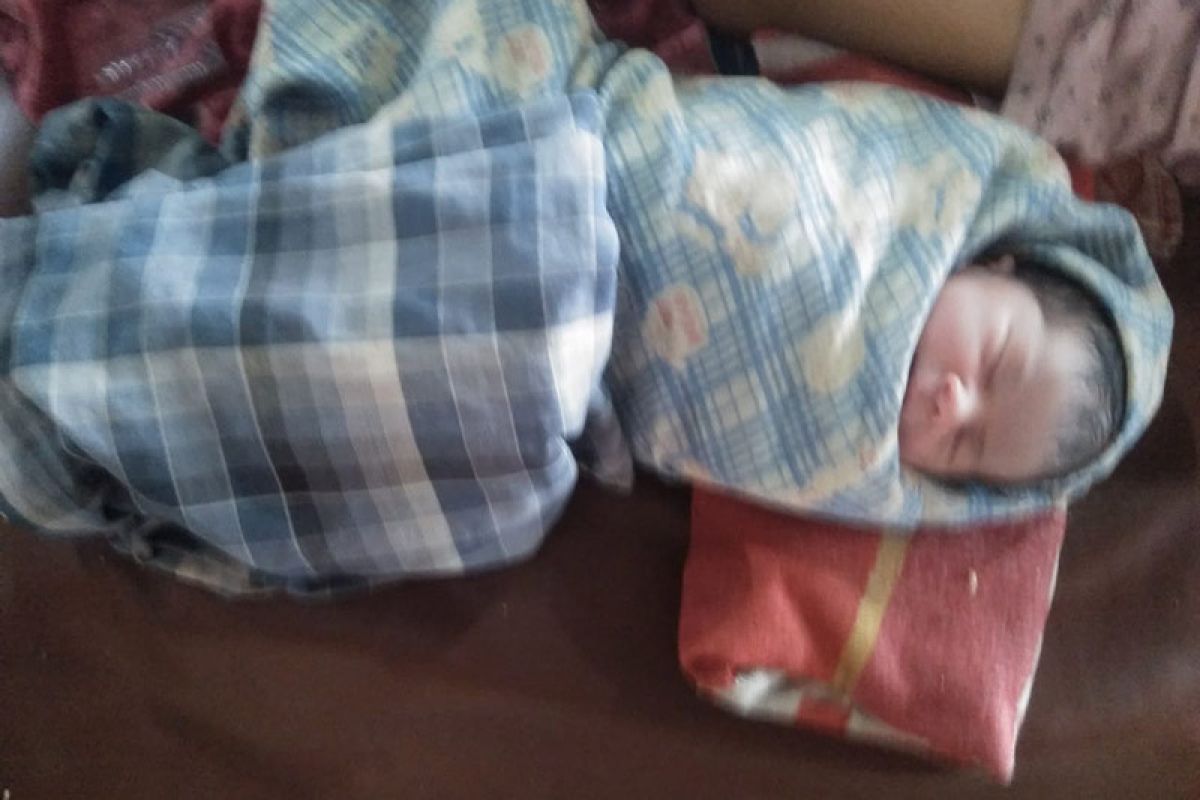 Seorang bayi lahir di tempat pengungsian banjir