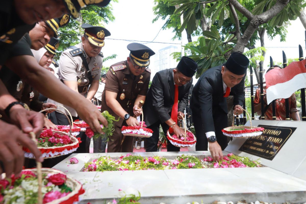 Wali Kota Eri ziarah ke sejumlah Makam Pahlawan di Surabaya