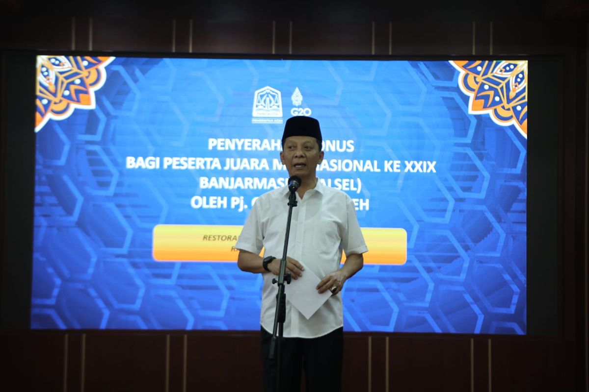 Pemerintah Aceh serahkan bonus untuk juara MTQN