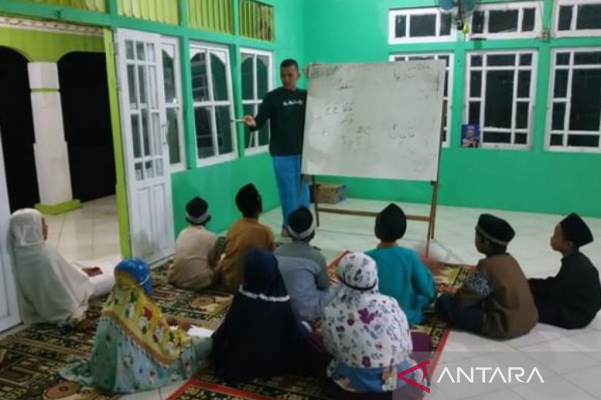 Inspiratif, anggota Brimob Polda Kalbar ngajar ngaji anak-anak di kampung