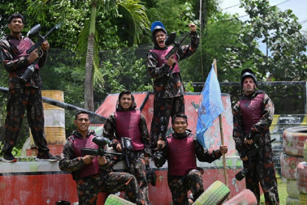 Borneo FC bangun kekompakan dengan bermain paintball