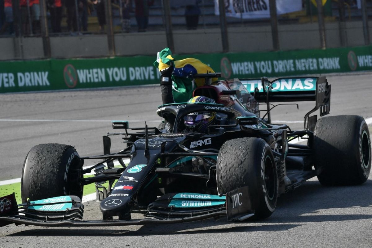 Pembalap Hamilton sebut balapan jadikan meluapkan emosi