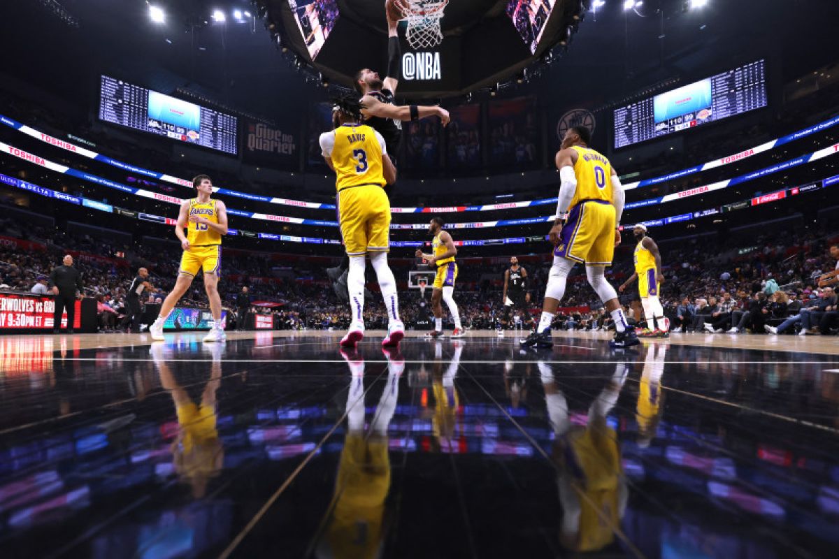 LA Clippers kalahkan LA Lakers di lanjutan NBA