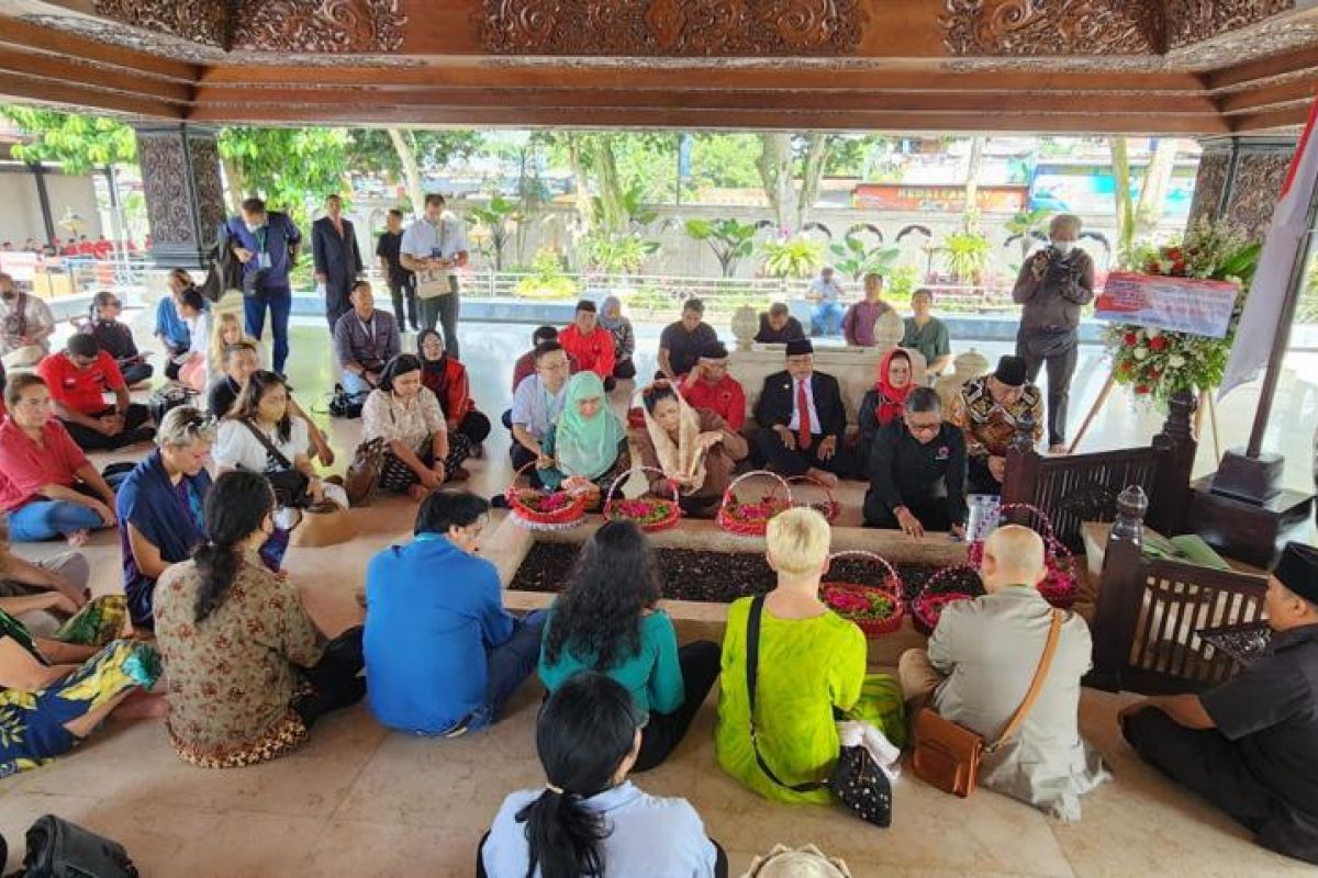 Peserta tapak tilas KAA ziarah makam Bung Karno