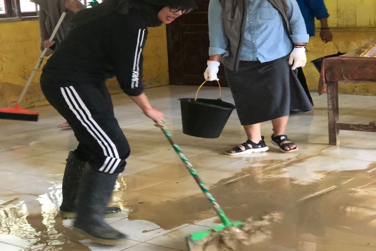 Legislator PKS bentuk relawan bersihkan sekolah