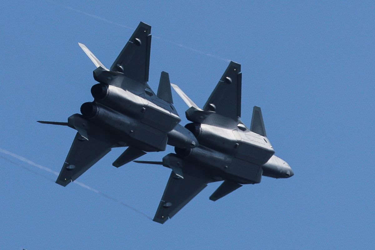 Angkatan Udara PLA suguhkan atraksi jet tempur J-20 di Airshow China