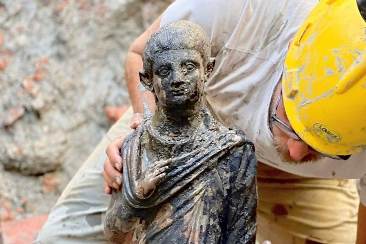 Patung-patung perunggu kuno unik ditemukan di Tuscany Italia
