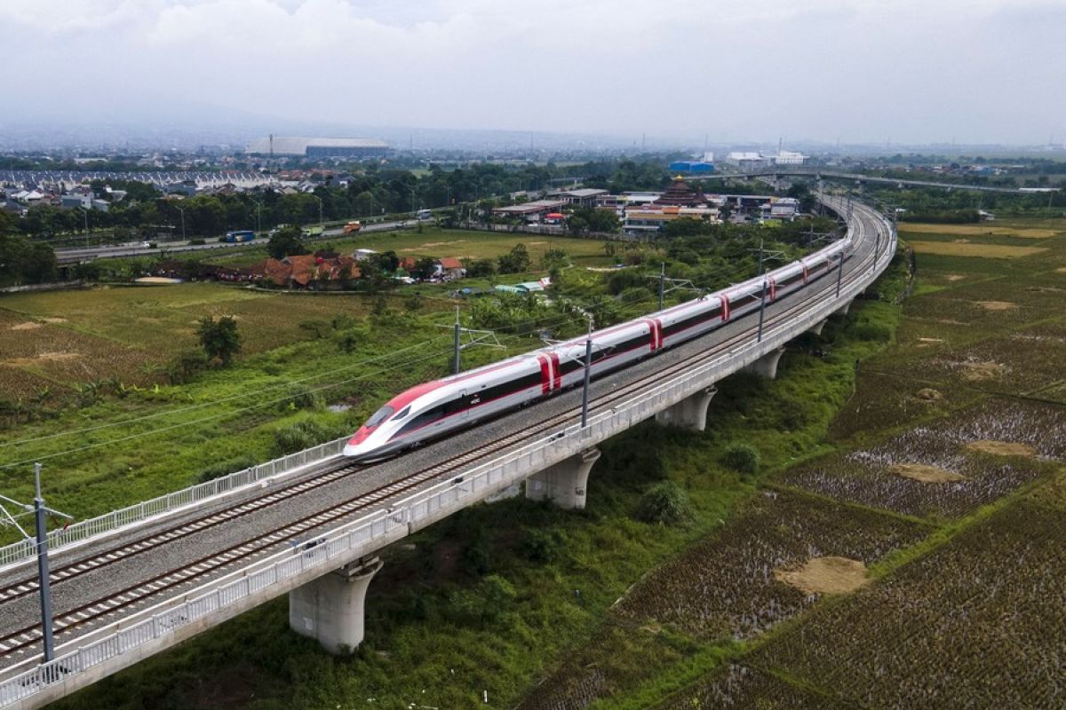 Kereta Cepat Jakarta-Bandung lakukan "hot-running test" pada uji coba