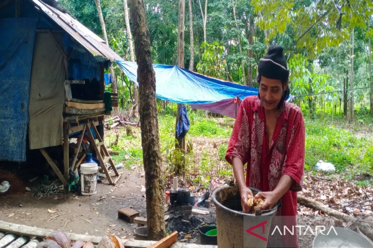 Pilu, pria ini bersama dua anaknya tinggal di gubuk berdinding plastik