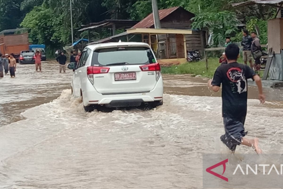 Ruas Jalinsum di Tapanulli Selatan terendam banjir
