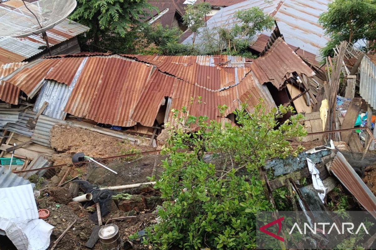 Satu  rumah di Padang Sidempuan tertimbun longsor