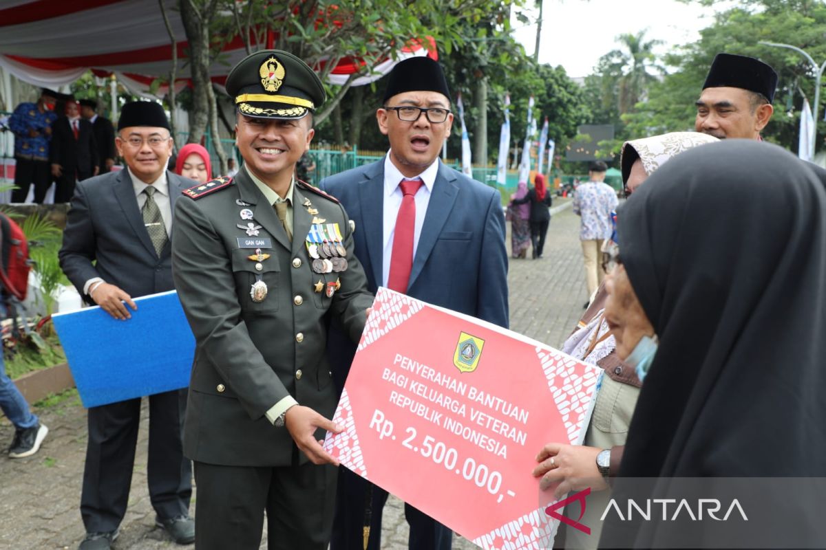 Pemkab Bogor beri bantuan sosial buat veteran peringati Hari Pahlawan