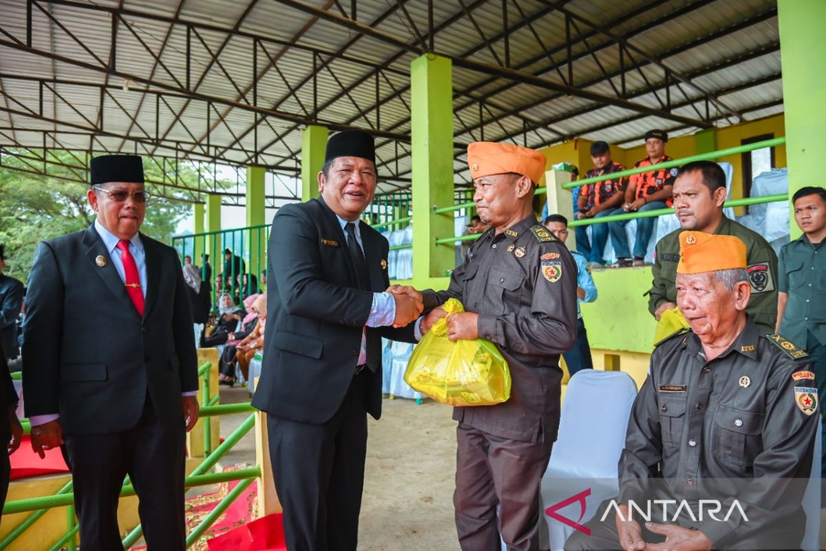 Wali Kota Padang Sidempuan bagikan bingkisan di Hari Pahlawan