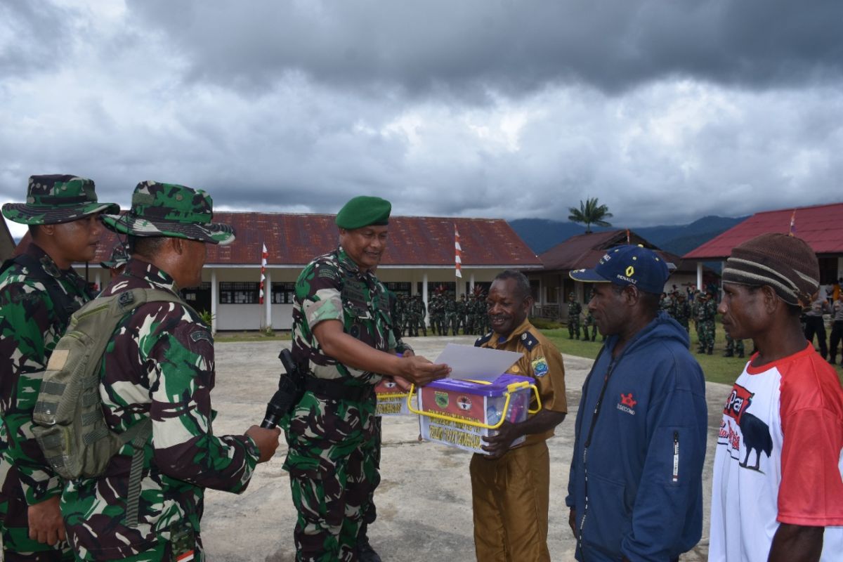 Prajurit TNI tuntaskan pembangunan jalan lingkungan di Tambrauw