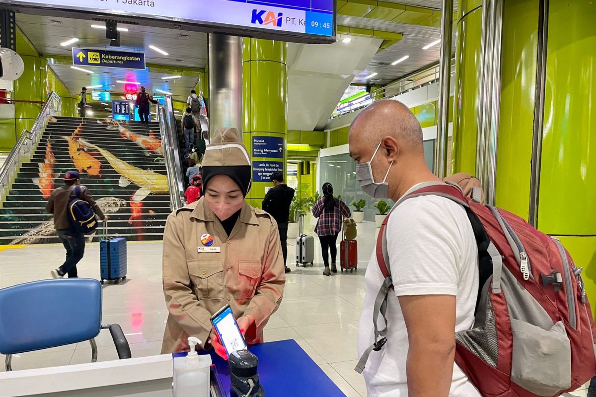 Petugas stasiun KA Jakarta layani penumpang dengan kostum perjuangan