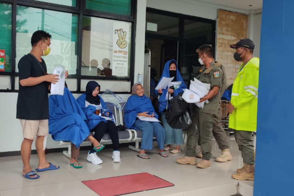 Satpol PP selamatkan 11 penumpang kapal terombang-ambing di laut