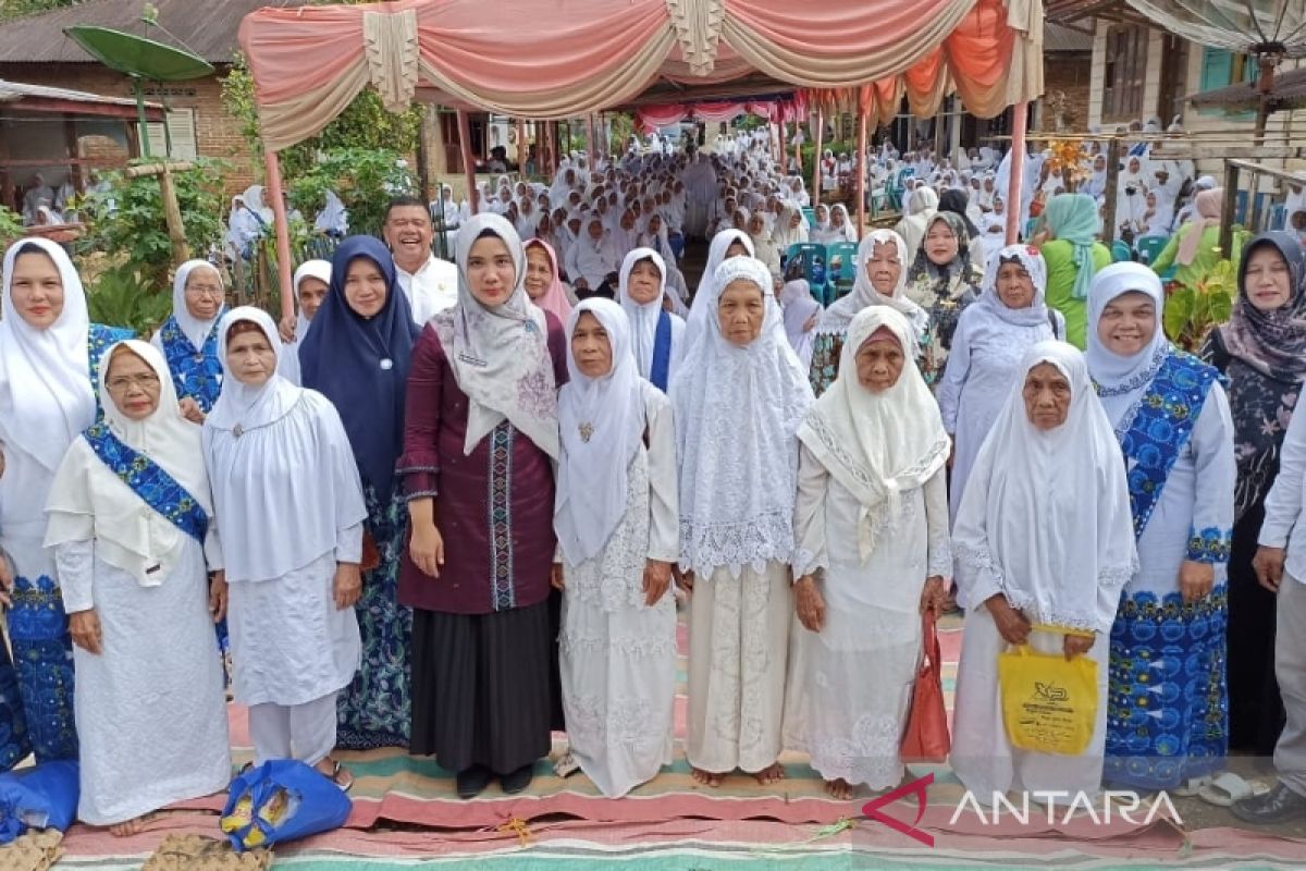 PKK Tapsel bagi sembako di pengajian akbar BKMT Angkola Barat