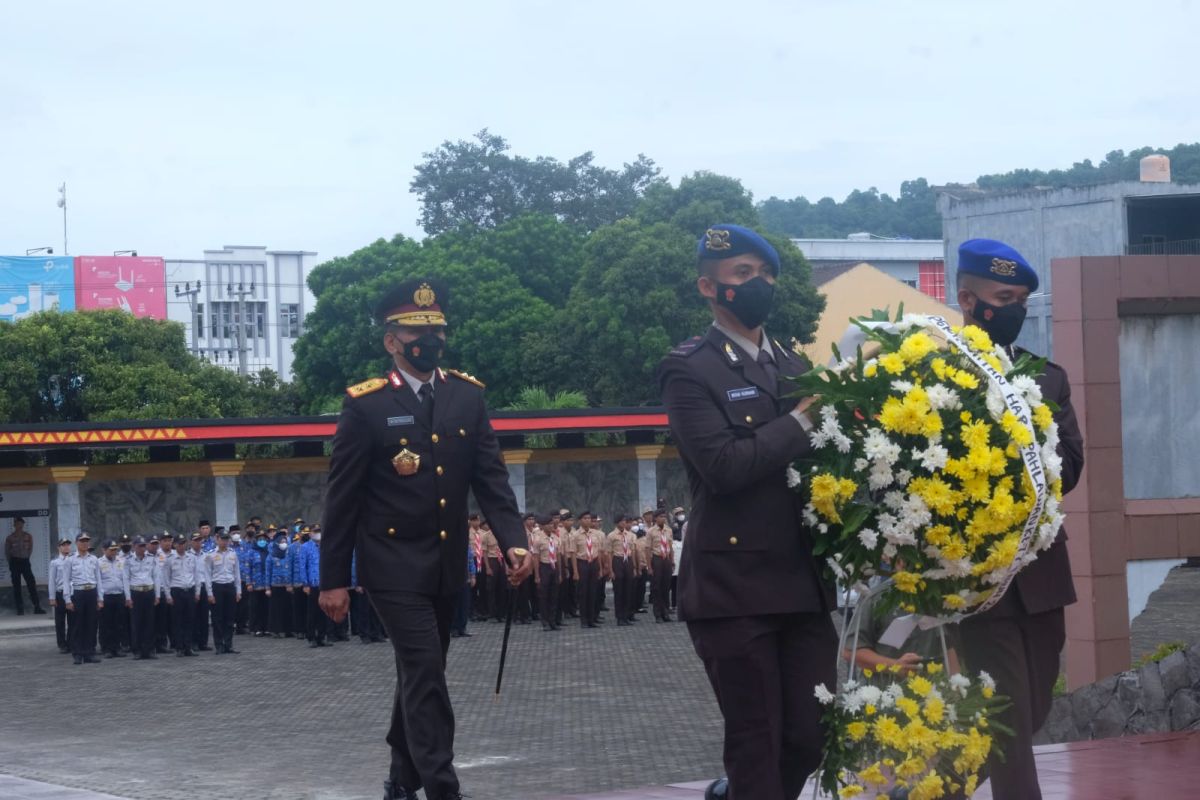 Kapolda Lampung pimpin upacara ziarah di makam pahlawan