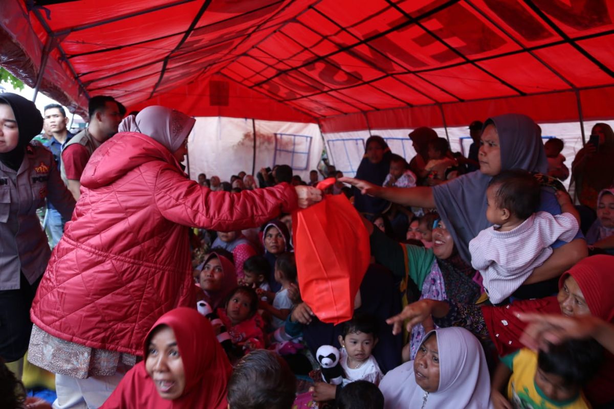 Mensos serahkan Rp1,9 miliar untuk pengungsi banjir Aceh Tamiang