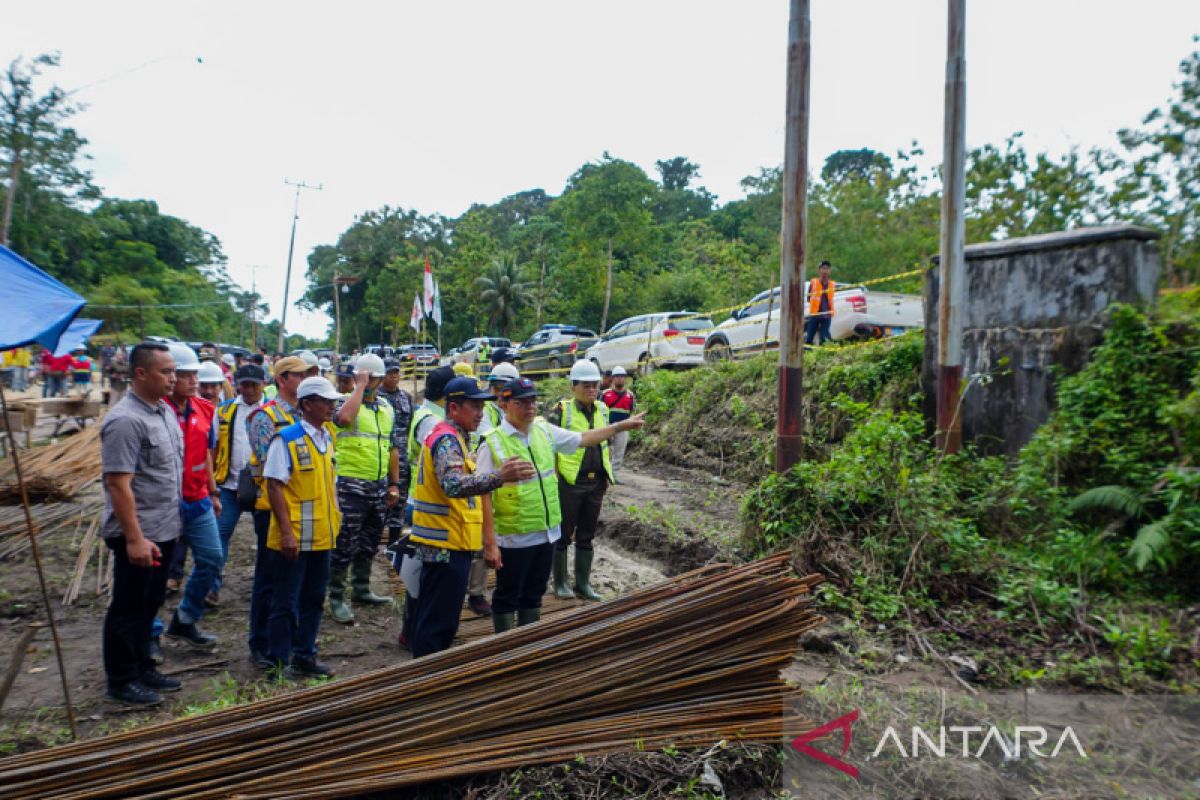 Pembangunan jalan di Pulau Enggano Bengkulu dimulai