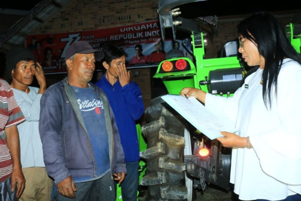 Pemkab Samosir salurkan bantuan traktor kepada kelompok tani