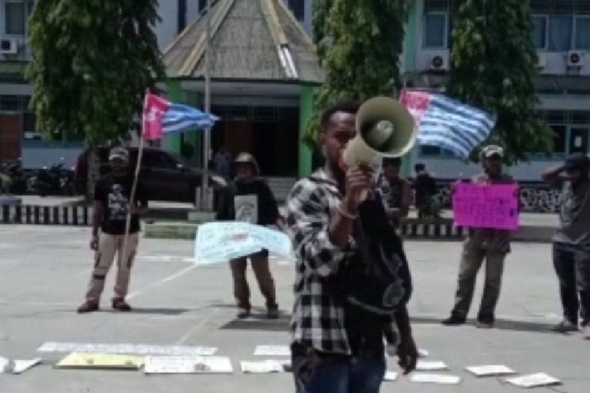 Polisi amankan 13 mahasiswa USTJ demo kibarkan bendera Bintang Kejora