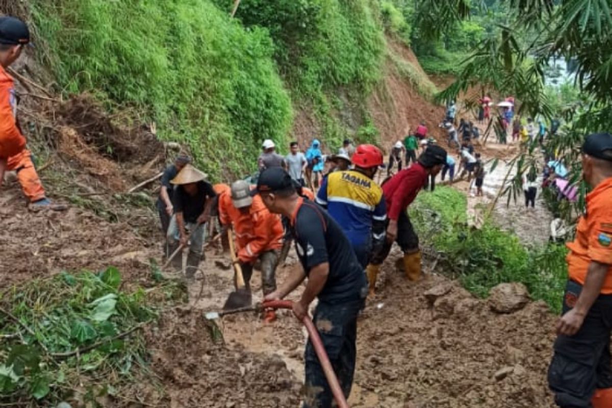 Petugas gabungan buka akses jalan yang tertutup longsor di Tasikmalaya