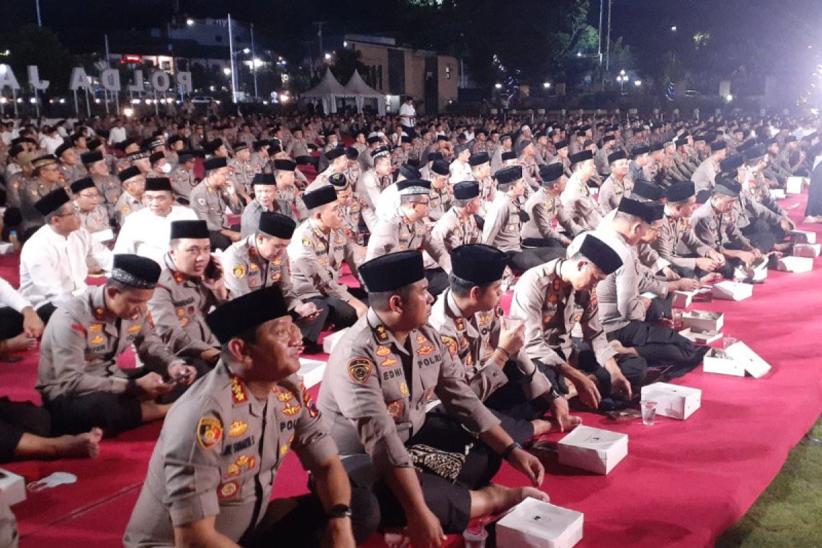 Dua ribu polisi doa bersama di halaman Mapolda Jateng