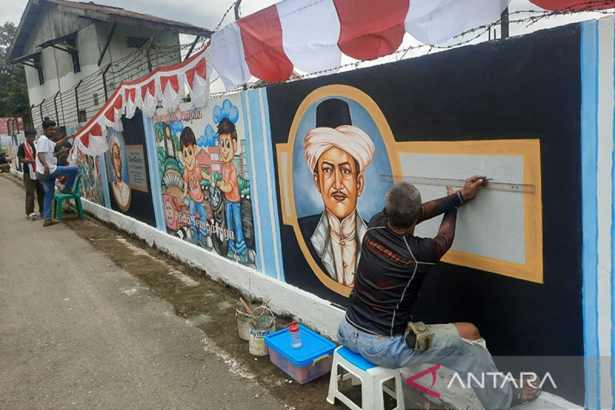 Seniman Jambi lukis mural wajah pahlawan di tembok sepanjang 65 meter